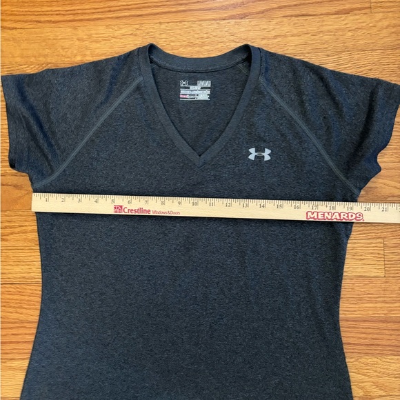 Under Armour Tshirt Women’s Medium Gray Vneck Semi-Fitted Heat Gear Athletic Tee - Picture 3 of 4